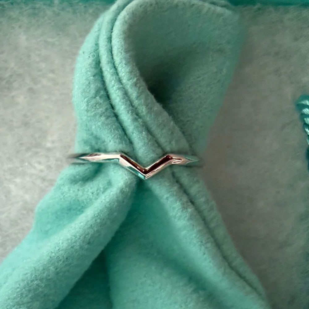 Tiffany V ring / wedding band in Platinum 950 size 7